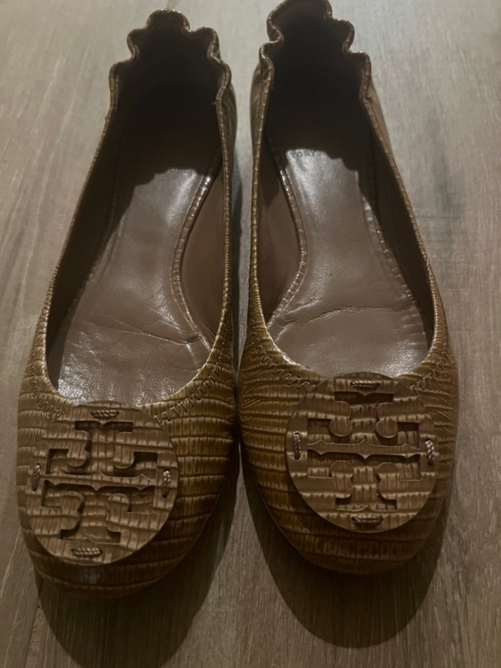 Tory Burch Brown Textured Logo Ballet Flats with Scalloped Edge